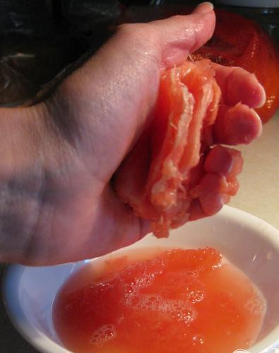 1. Этап. Мартини Пряный грейпфрут: 2. Выжмите сок из всех указанных фруктов и ягод, поскольку именно свежие компоненты обусловливают потрясающий вкус напитка.