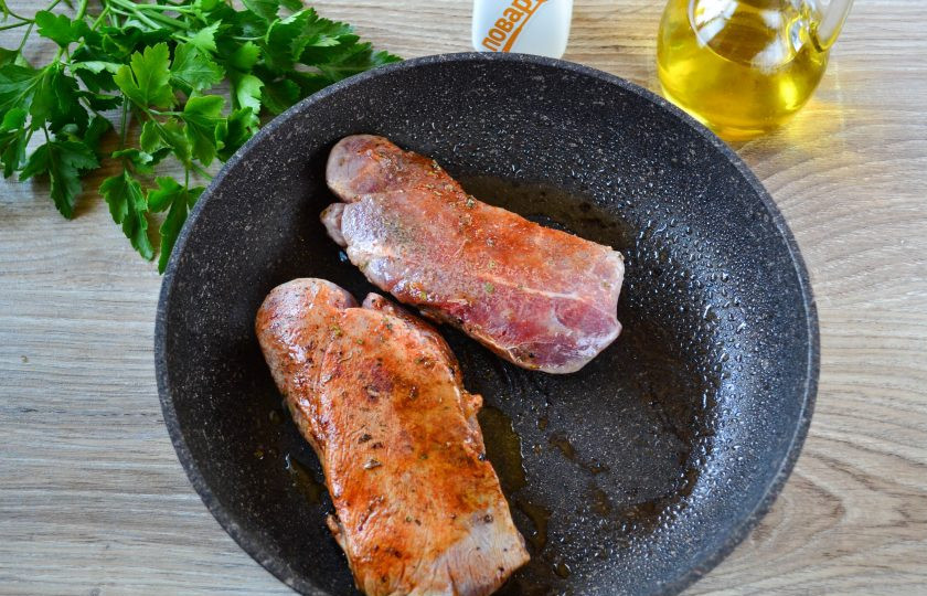 1. Этап. Мясо жареное крупным куском: Затем выложите мясо в сковороду и обжарьте на среднем огне с двух сторон до золотистой корочки.