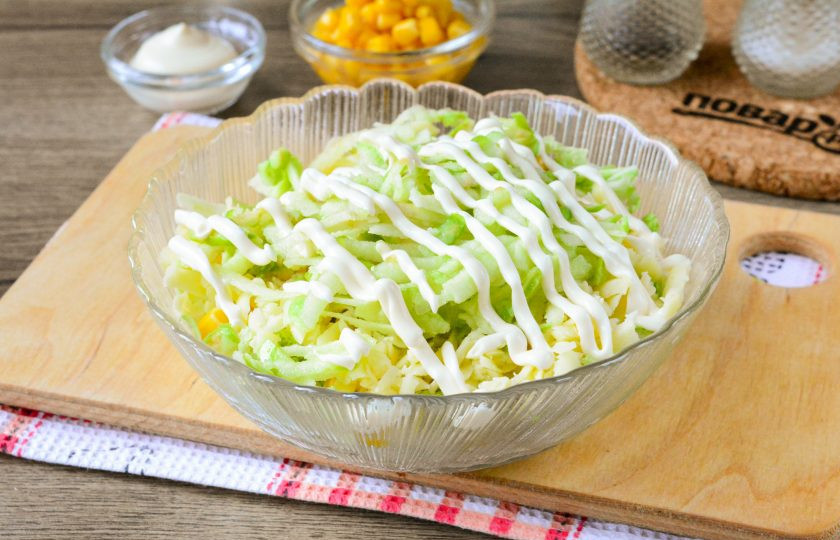 1. Этап. Салат Анжелика: Салат полейте майонезом, добавьте все специи по вкусу и перемешайте.