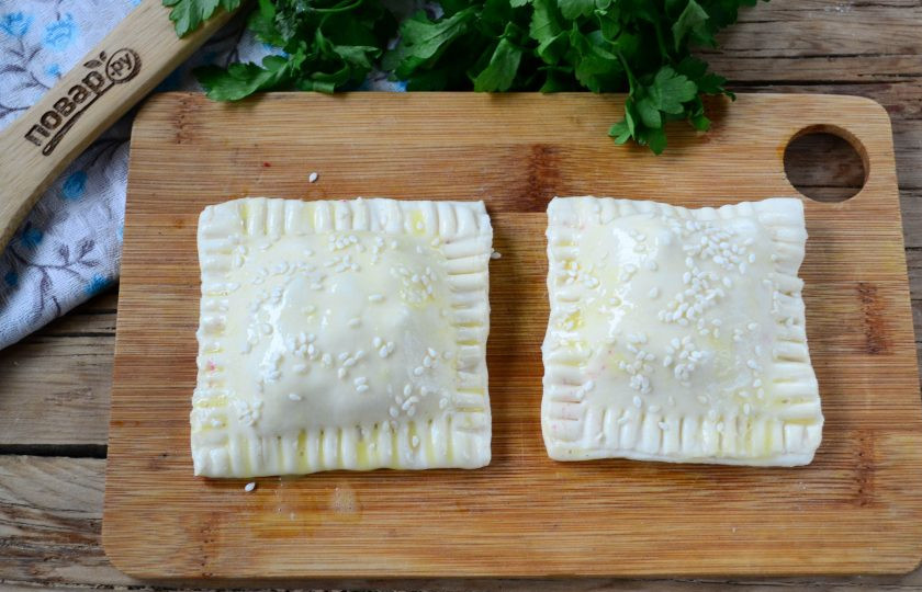 1. Этап. Пирожки с винегретом: Каждый пирожок смажьте взбитым яйцом и присыпьте кунжутом. Отправьте пирожки в духовку, разогретую до 180 градусов, на 25 минут.