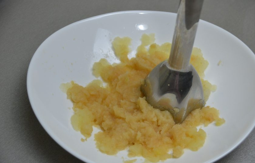 1. Этап. Апельсиновый зефир: Пробейте мякоть яблока блендером.