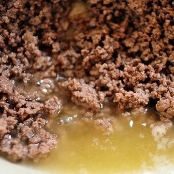 1. Этап. Американский бутерброд с говядиной: Нагреть масло в сковороде. Обжарить говяжий фарш до готовности. Слить большую часть жира.