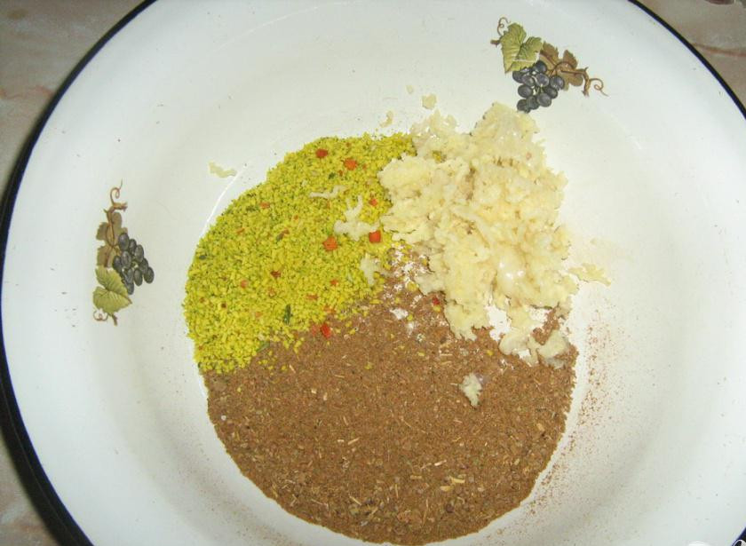 1. Этап. Буженина с маринованными огурчиками: 1. Для начала смешиваем все специи, которые необходимы для мяса. Очищаем чеснок, измельчаем его, а затем добавляем его к специям. Туда же добавляем перец и соль, по своему вкусу.