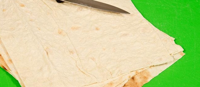 1. Этап. Пирог из армянского лаваша: Листы лаваша требуют подготовки – их нарежте так, чтобы они соответствовали размеру противня (формы для выпечки). Это очень быстро и легко сделать острым ножом.