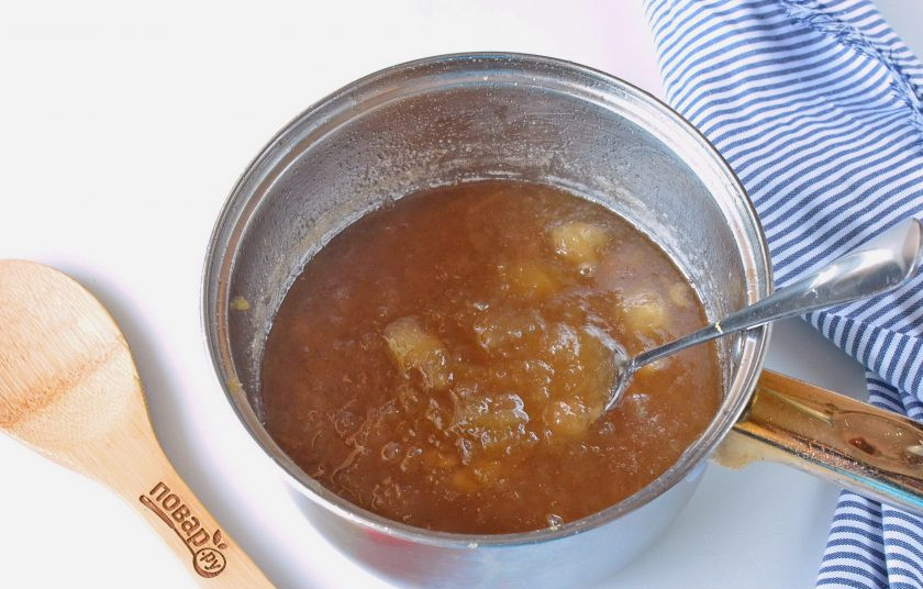 1. Этап. Варенье из яблок и лимона: Через 3 часа доведите варенье до кипения, проварите 1 минуту и выключите. Оставьте остывать на 2-3 часа. Повторите процедуру 5-6 раз. За это время яблоки полностью напитаются сиропом, станут прозрачными. Теперь самое время уварить: сделайте небольшой огонь, крышкой не накрывайте, и варите варенье пока не выпарится влага. Я варила минут 20, чтобы варенье стало как повидло.