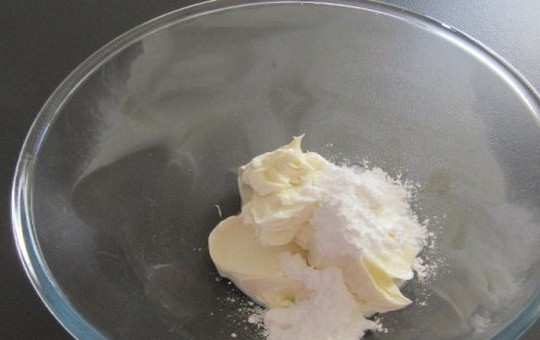 1. Этап. Мусс ананасовый: 5. В миске взбейте маскарпоне, сахарную пудру и ванилин, добавив часть взбитых сливок.