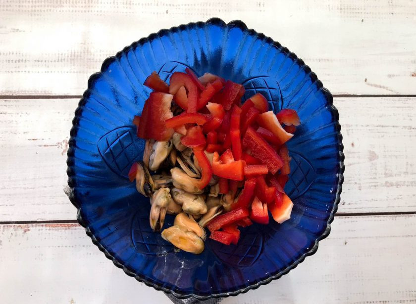 1. Этап. Салат с мидиями и стручковой фасолью: Болгарский перец помойте, обсушите, нарежьте небольшими кусочками и добавьте к мидиям.