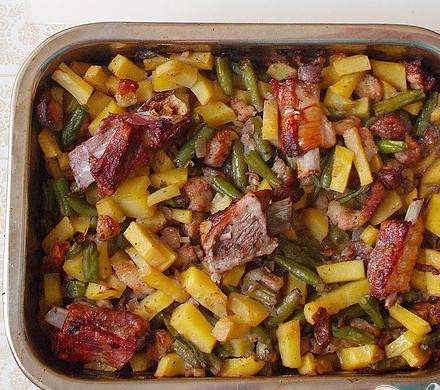 1. Этап. Запеченные свиные ребрышки с овощами: 6. Разогреваем духовой шкаф и на час отправляем туда противень, огонь небольшой. Далее вынимаем и перекладываем на блюдо.