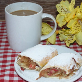 Штрудель с яблоками из слоеного теста