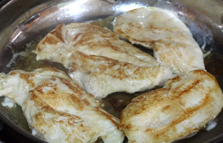 1. Этап. Куриная грудка с лимоном на сковороде: 1. Вымойте мясо, разрежьте куриную грудку на 2 части. Разогрейте сливочное масло и выложите мясо, обжарьте его с двух сторон до золотистой корочки, переложите мясо в тарелку.