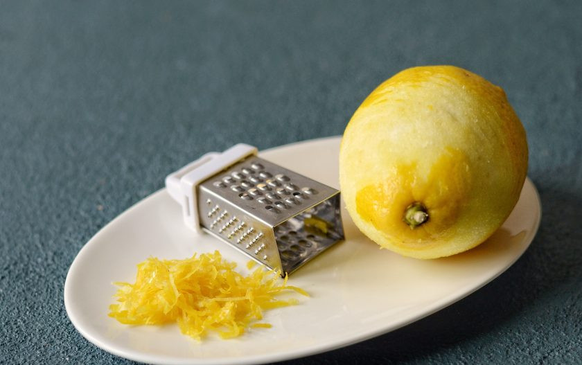 1. Этап. Спагетти с лимоном: С лимона снимите цедру с помощью терки.