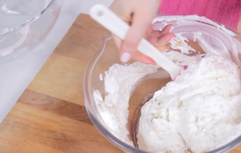 1. Этап. Миндальный торт (как в Ikea): 2. Смешайте меренгу с измельченным с помощью блендера миндалем и разделите массу на две части. На пергаментной бумаге нарисуйте круг, который будет основой для коржа.