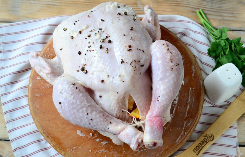 1. Этап. Тушеный молочный цыпленок: Свяжите ножки кулинарной нитью. Если у вас есть жаропрочная форма, которую можно использовать для приготовления и на огне, и в духовке, то смело можете готовить в ней. Но у меня такой нет, поэтому я сначала обжариваю курицу на большой сковороде в растительном масле буквально по 3 минуты с каждой стороны. Это нужно для того, чтобы запечатались соки.