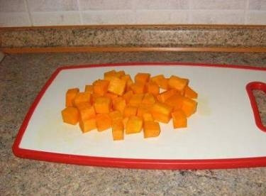 1. Этап. Тыквенный суп со сливками: Тыкву очищаем от кожуры и семян и нарезаем кубиками.