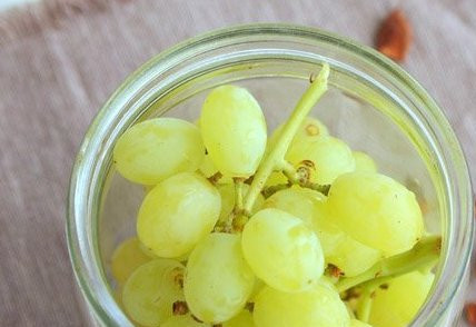 1. Этап. Виноград в сиропе: Далее мы выкладываем виноград в заранее простерилизованные баночки, его можно опускать в банку прямо на веточке, а можно отделить ягоды.