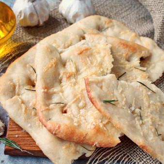 Фокачча с пармезаном и розмарином