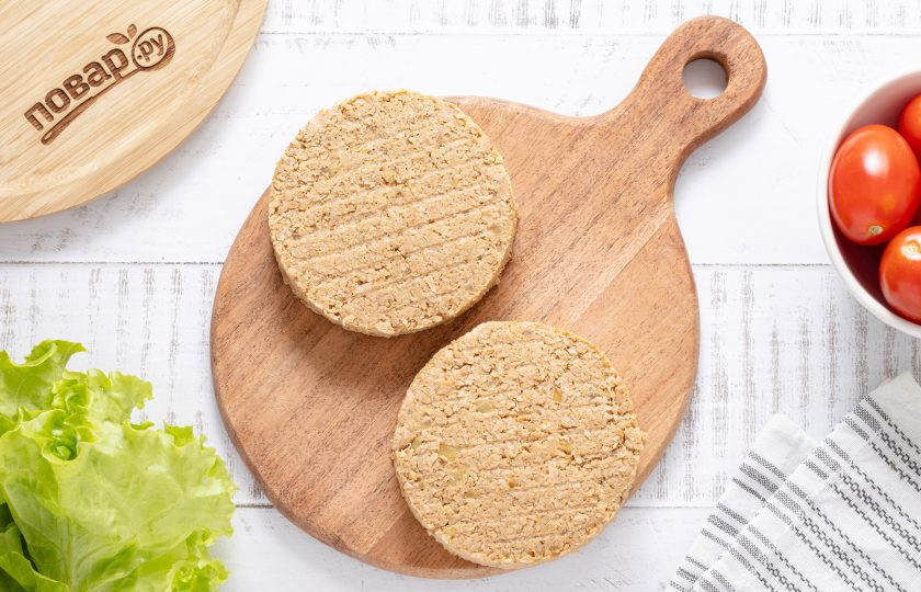 1. Этап. Соевые бургеры: Сформируйте из соевого фарша 2 котлеты. Можно использовать для этого специальную форму для котлет.