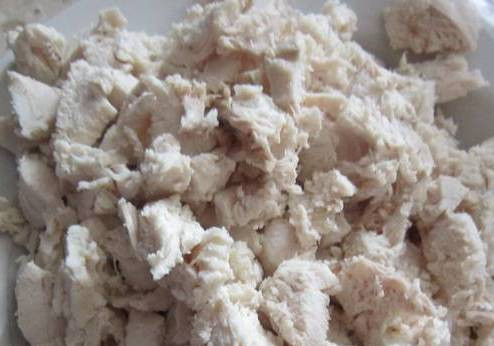 1. Этап. Блинчики с курицей и грибами: Вареное куриное мясо нарезаем на маленькие кусочки.