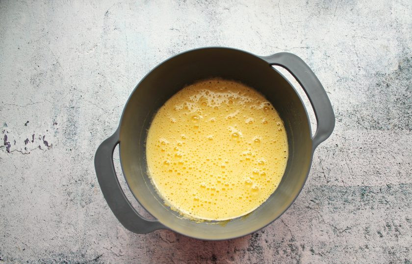 1. Этап. Бисквитное печенье Дед Мороз: Взбейте яйца с сахаром до пышной массы, которая должна побелеть и увеличиться в 2-3 раза.