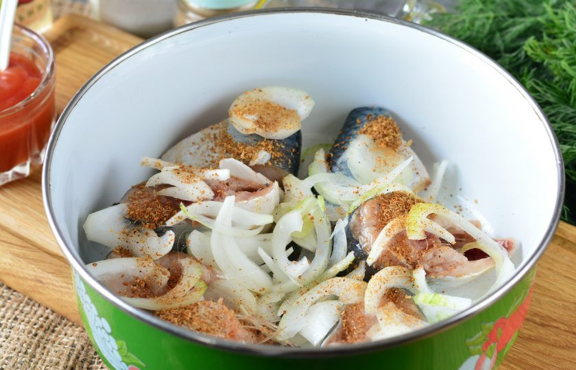 1. Этап. Селедка с кетчупом и луком: Добавьте корейскую приправу, соль и черный перец.