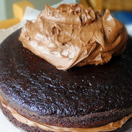 1. Этап. Кофейный торт: Сверху кладем второй бисквит. Оставшийся крем распределяем по второму бисквиту, смазываем им бока торта.