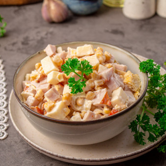 Салат с яичными блинчиками, копчёной курицей и кукурузой