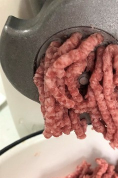 1. Этап. Тефтели в бархатистом соусе Дело тонкое: Говядину прокрутить через мясорубку 2 раза. Репчатый лук 1 раз.