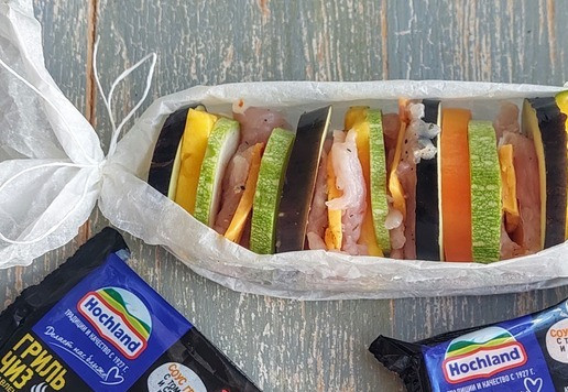 1. Этап. Запеченные овощи с курицей и сыром: Из пергамента сформировать 