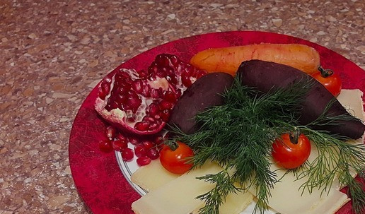 1. Этап. Новогодний салат с варено копченой индейкой: Для украшения понадобились: сыр твердый, укроп, свекла и морковь отварные, помидоры черри, зерна граната