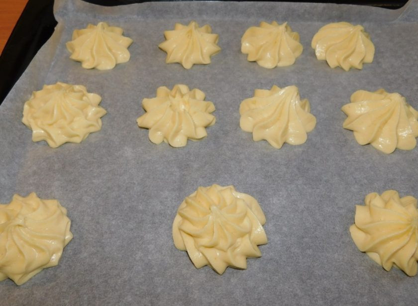 1. Этап. Профитроли с мясом: Затем введите по одному все яйца, чтобы тесто получилось эластичным. На противень для выпечки отсадите с помощью кондитерского мешка небольшие профитроли. Поставьте в духовку, разогретую до 200 градусов, на 30 минут.