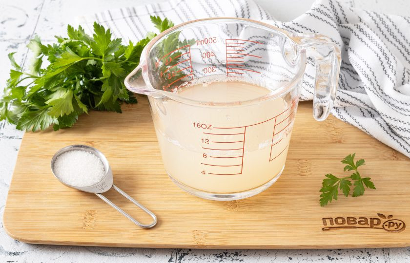 1. Этап. Квашеная салатная капуста: Спустя 2-3 дня слейте сок, в котором сквашивалась капуста, добавьте в него сахар и перемешайте. Влейте сок обратно в банку. Банку закройте и уберите в холодное место. Капуста будет готова к употреблению через 1 день.