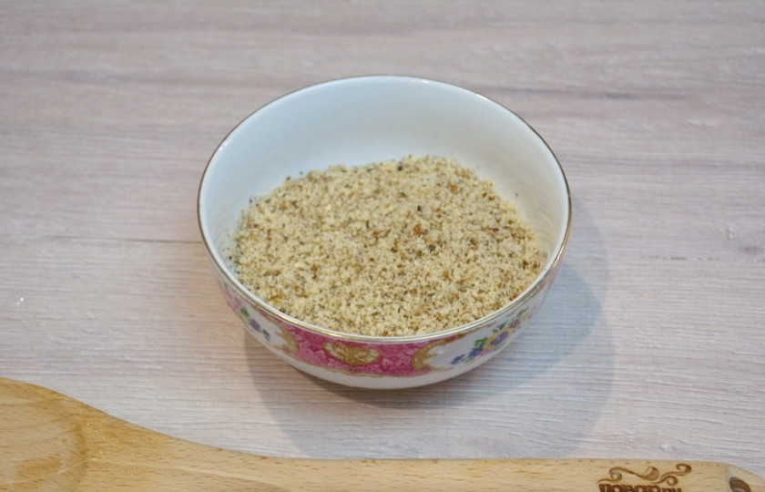 1. Этап. Классический сациви из курицы по-грузински: Грецкий орех очистите, поместите в блендер и перебейте в пудру.