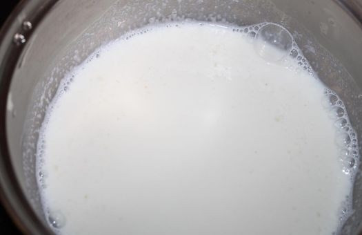 1. Этап. Творожно-ягодное суфле: 1. Желатин залейте холодным молоком и оставьте минут на пять, чтобы он набух. Кастрюльку с молочно-желатиновой смесью поставьте на маленький огонь, нагревайте, помешивая, до полного растворения желатина. Следите, чтобы смесь не закипела! Отставьте её для остывания.