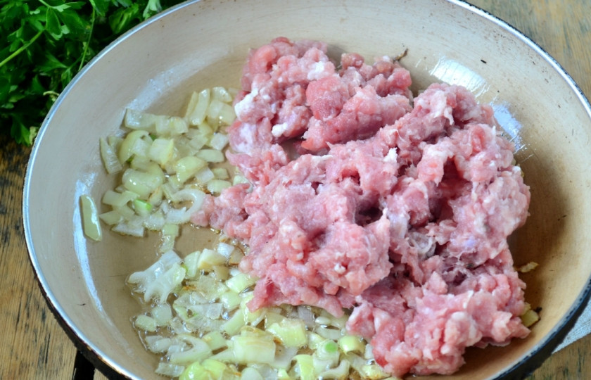 1. Этап. Картофельная запеканка классическая: Обжарьте лук в небольшом количестве подсолнечного масла. Добавьте фарш. Посолите и жарьте, часто помешивая, до готовности.