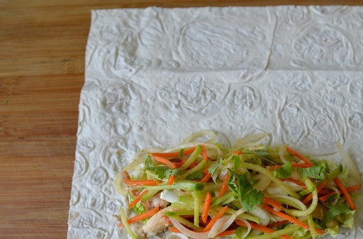 1. Этап. Завертон с индейкой и маринованными овощами: Следующим слоем кладём маринованные овощи, посыпаем их рубленной кинзой.