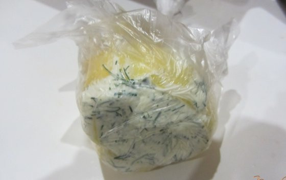 1. Этап. Перец, фаршированный творогом и зеленью: Перец замотайте в пищевую пленку.