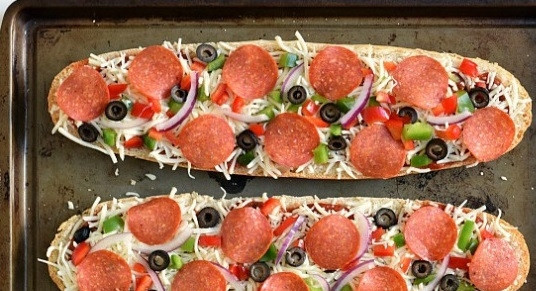 1. Этап. Пицца на батоне в духовке: 4. И останется распределить начинку, которую вы будете использовать. Колбаса, ветчина, бекон, курочка, овощи, оливки и т. д. Готовые пиццы отправьте в духовку минут на 15, чтобы сыр как следует расплавился.