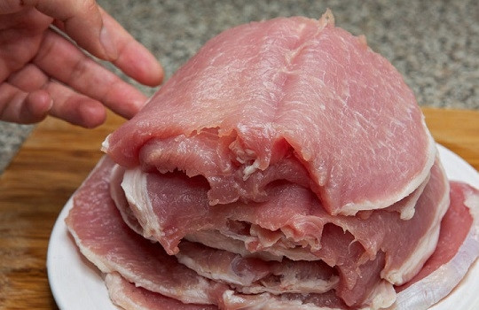 1. Этап. Рулетики мясные с разной начинкой: 8. Свинину вымойте, обсушите и нарежьте кусочками. Аккуратно отбейте каждый кусочек с двух сторон. По вкусу посолите и поперчите мясо. Но учитывайте соль в начинках.