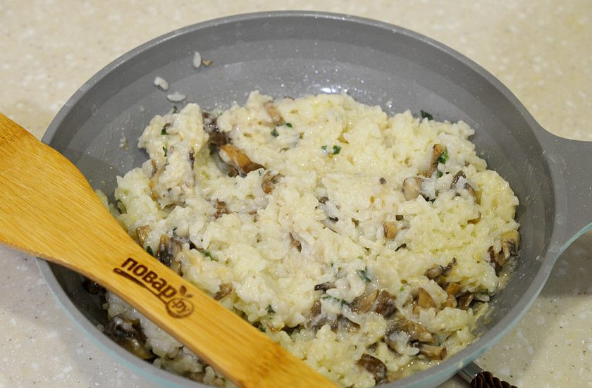 1. Этап. Сливочный рис с грибами: 7. Добавьте в сковороду рис и хорошо перемешайте.