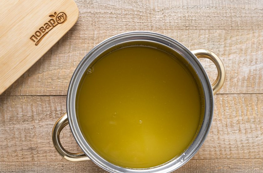 1. Этап. Морс из апельсинов: Добавьте апельсиновый сок.