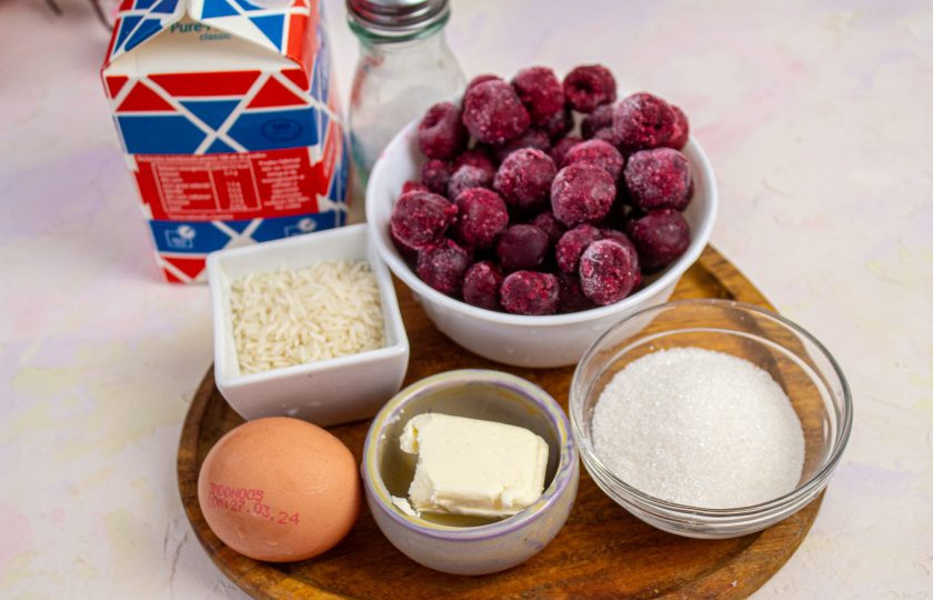 1. Этап. Рисовая запеканка с вишней: Подготовьте все необходимые ингредиенты. Вишню можно взять замороженную, как у меня, а также свежую, консервированную или из компота.