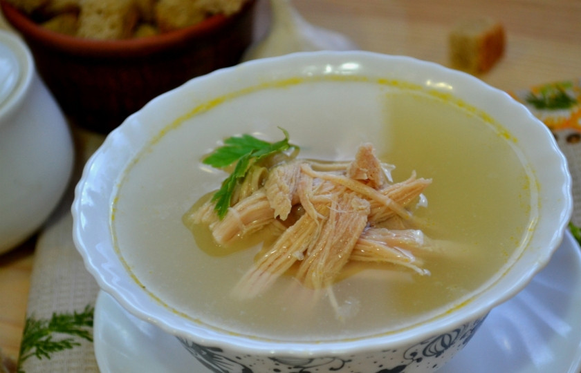 1. Этап. Бульон из индейки: Варите бульон еще 30 минут. Затем снимите кастрюлю с огня и оставьте на 10 минут, накрыв крышкой. Пока бульон настаивается, приготовьте сухари. Для этого прекрасно подойдет вчерашний или даже позавчерашний хлеб. Нарежьте его кубиками и подсушите в духовке или микроволновке с функцией гриля. Подавайте готовый бульон с сухариками и свежей зеленью. Приятного аппетита!