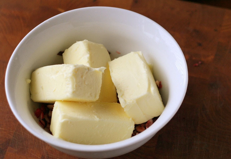 1. Этап. Масло с клюквой: 2. Размягченное масло поместите в тарелку, где будет удобно смешивать все ингредиенты.