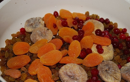 1. Этап. Рождественский пирог русский: 1. Чем разнообразнее будет ваш набор сухофруктов, тем аппетитнее будет пирог. В данном случае это изюм, курага, инжир и клюква. Крупные сухофрукты нужно немного измельчить. Выложите их в небольшой сотейник.