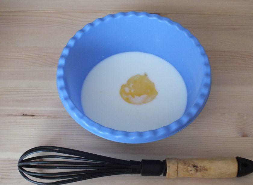 1. Этап. Пудинг из яблок: В чаше смешайте молоко, желток, крахмал (или пудинг), сахарную пудру.