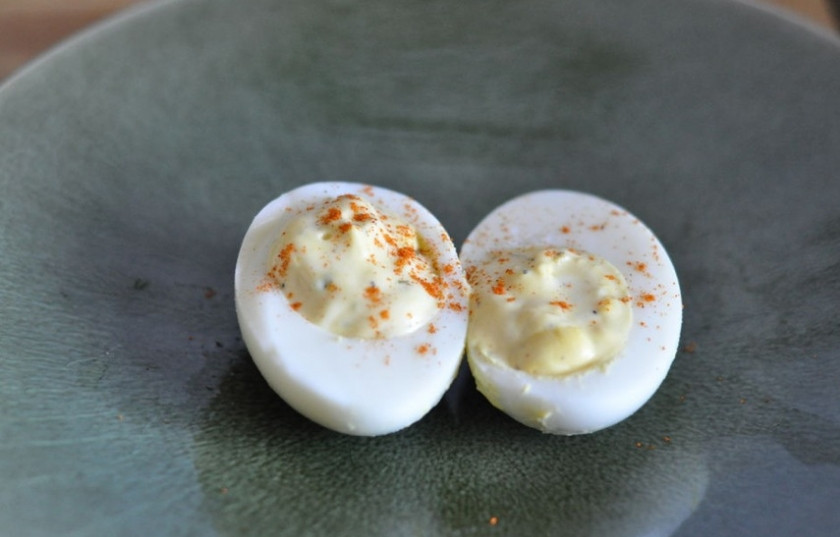 1. Этап. Яйца куриные фаршированные: Фаршируем белки получившейся смесью. Ставим в холодильник, после чего подаем к столу.