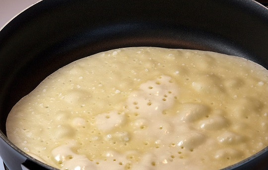 1. Этап. Блины обыкновенные: 9. Если вы хорошо раскалили сковороду сразу же появятся пузырьки и процесс пойдет довольно быстро.