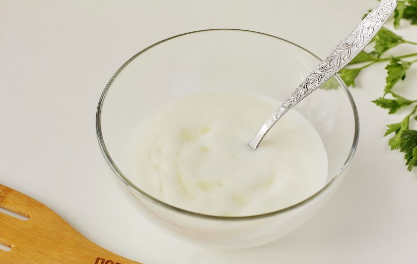 1. Этап. Лепешки с творогом на кефире: В глубокой миске соедините кефир, соду, соль и масло.