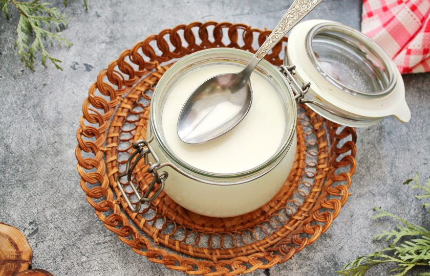 1. Этап. Мацони: Банку закройте. Поставьте банку в теплое место. Если у вас в помещении холодно, можно поставить банку в теплую воду и укутать. Мацони будет готов через 5-6 часов. Затем уберите банку с мацони в холодильник на 1-2 часа. Спустя время мацони готов, подавайте к столу.