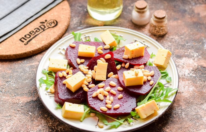 1. Этап. Салат из свеклы с кедровыми орешками: Посыпьте салат кедровыми орешками, полейте маслом и добавьте соль, перец по вкусу.